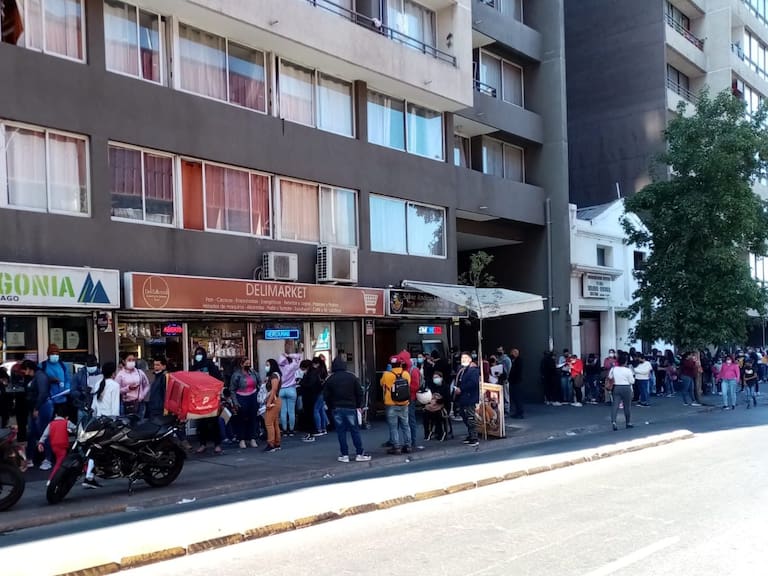 Largas filas en las afueras de la Seremi de Educación en Santiago se registraron esta mañana por proceso de admisión escolar