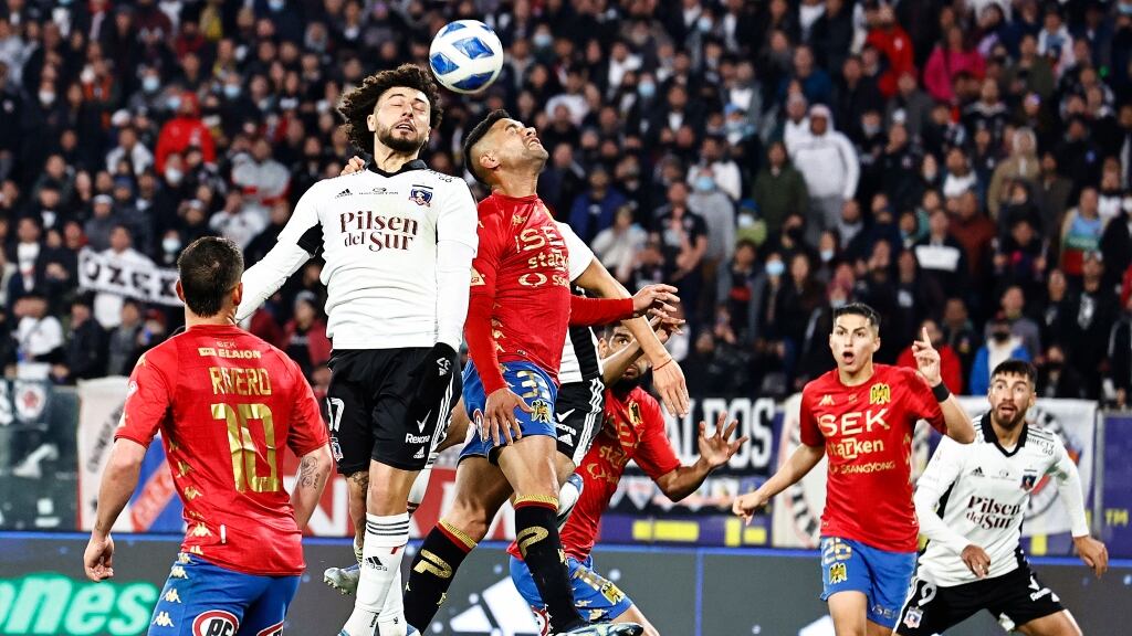 Colo Colo es denunciado por uso de bengalas en el duelo ante Unión Española