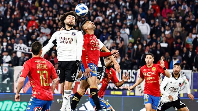 Colo Colo es denunciado por uso de bengalas en el duelo ante Unión Española