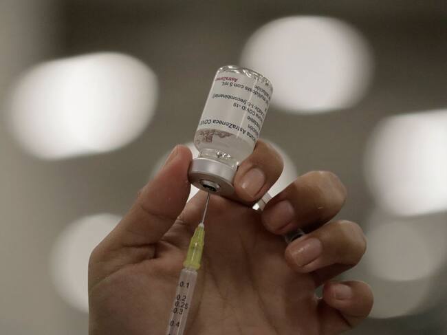 Personal médico prepara una dosis de la vacuna anticovid de AstraZeneca