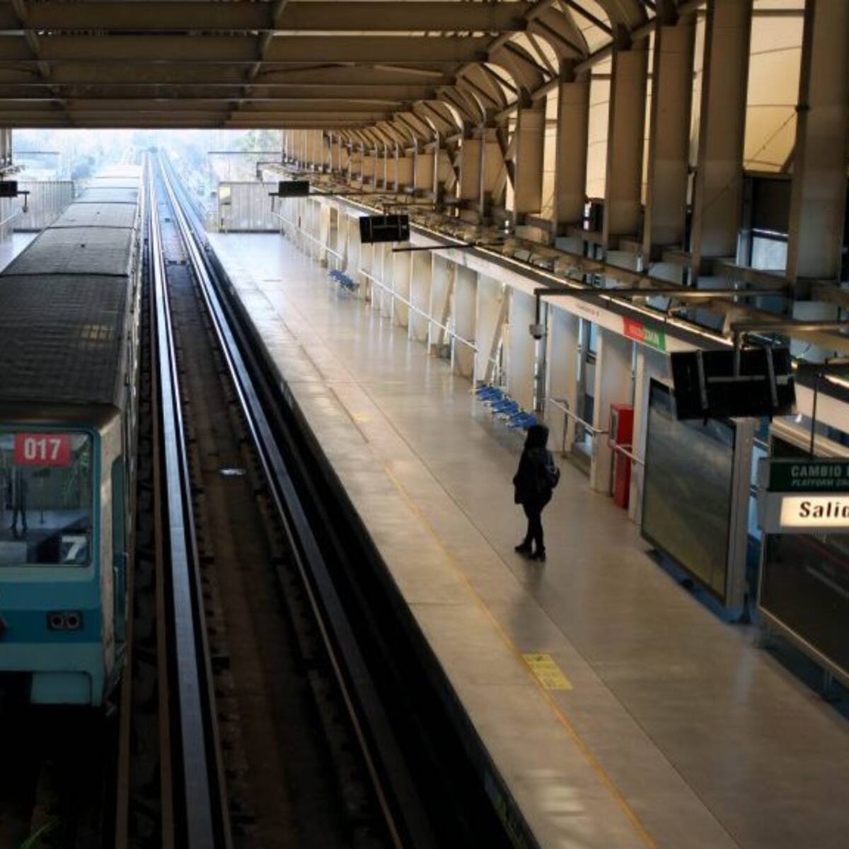 Metro de Santiago activa plan por lluvias en Línea 5: trenes operan con velocidad reducida