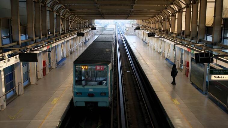 07 DE SEPTIEMBRE DE 2020/SANTIAGO
Personas esperan el tren en el ánden del metro Laguna Sur, de la línea 5 del Metro de Santiago, en la comuna de Pudahuel, Santiago.
FOTO: AILEN DÍAZ/AGENCIAUNO