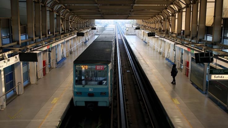 Metro de Santiago reporta retraso en frecuencia de trenes de Línea 5: así funciona el servicio hoy