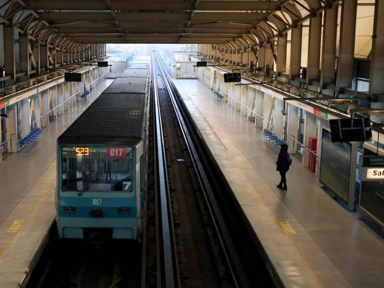 07 DE SEPTIEMBRE DE 2020/SANTIAGO
Personas esperan el tren en el ánden del metro Laguna Sur, de la línea 5 del Metro de Santiago, en la comuna de Pudahuel, Santiago.
FOTO: AILEN DÍAZ/AGENCIAUNO