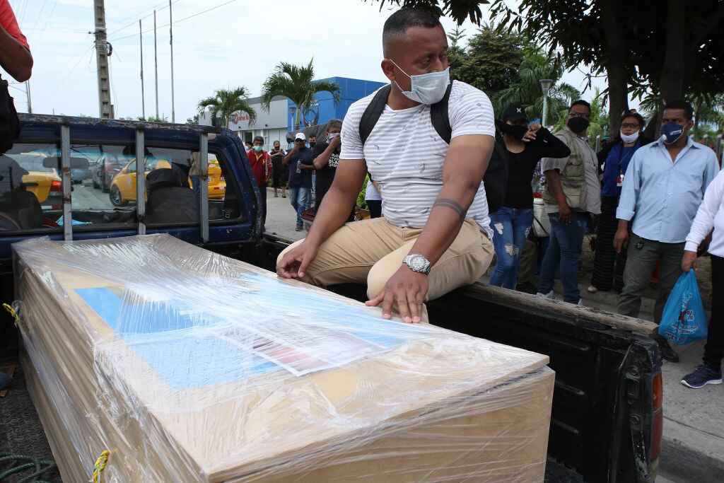 Víctima es trasladada por camioneta en Guayaquil