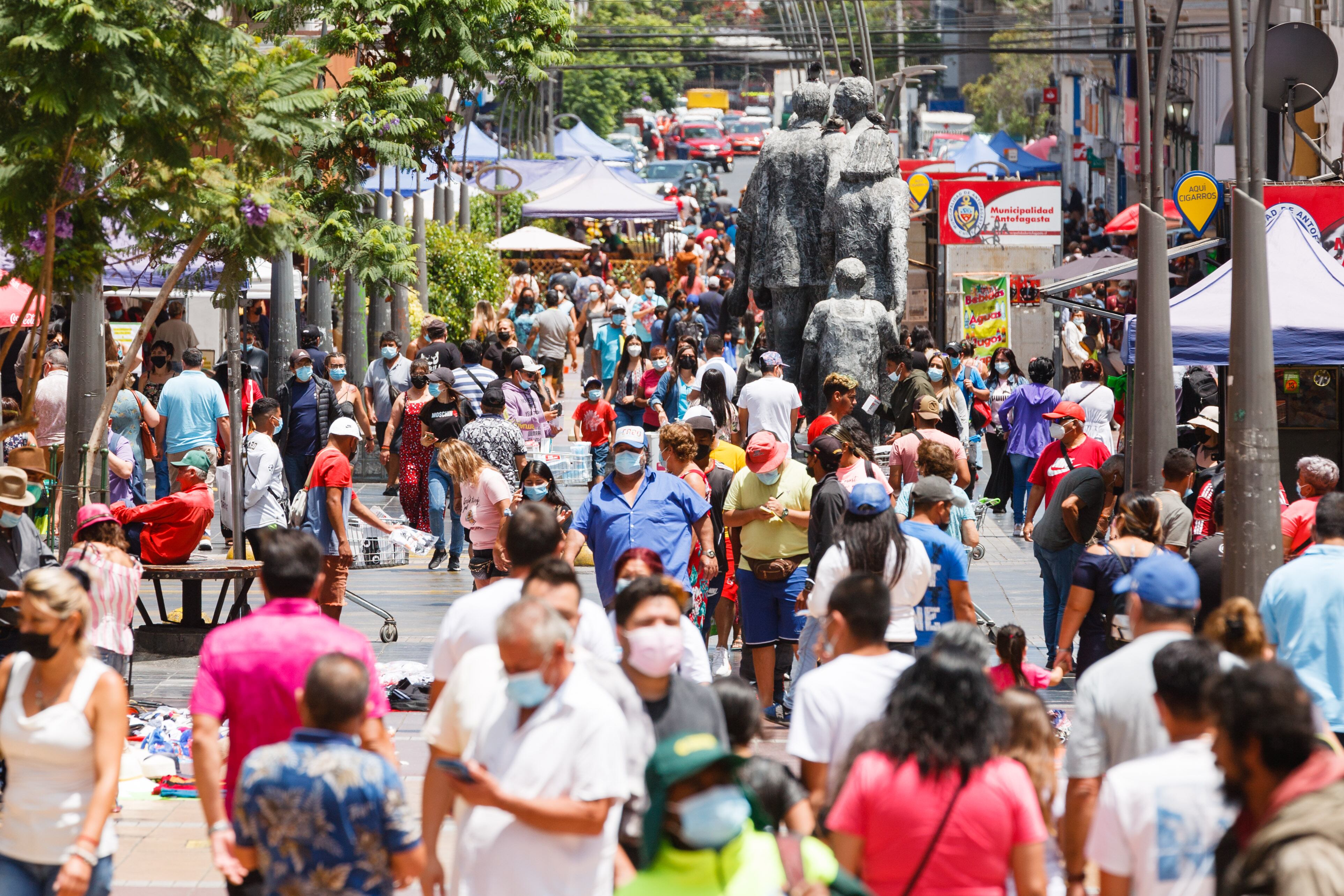 27 DE ENERO 2022/ANTOFAGASTA Personas transitan por las calles del Paseo Prat, centro de la ciudad, durante Fase 3 de Preparación del Plan Paso a Paso.
FOTO ALEJANDRO LEIVA /AGENCIAUNO