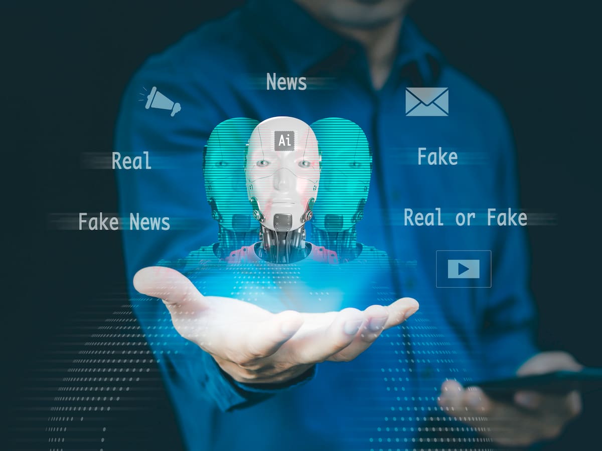 Experta explica cómo operan las “granjas de bots” y advierte: “Se mueven un poquito en las sombras”