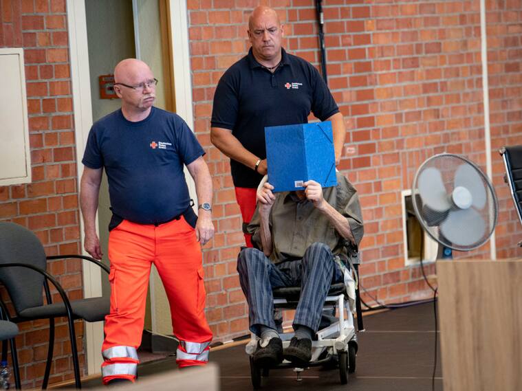 Exguardia de campo nazi llega al tribunal para la sentencia en Alemania