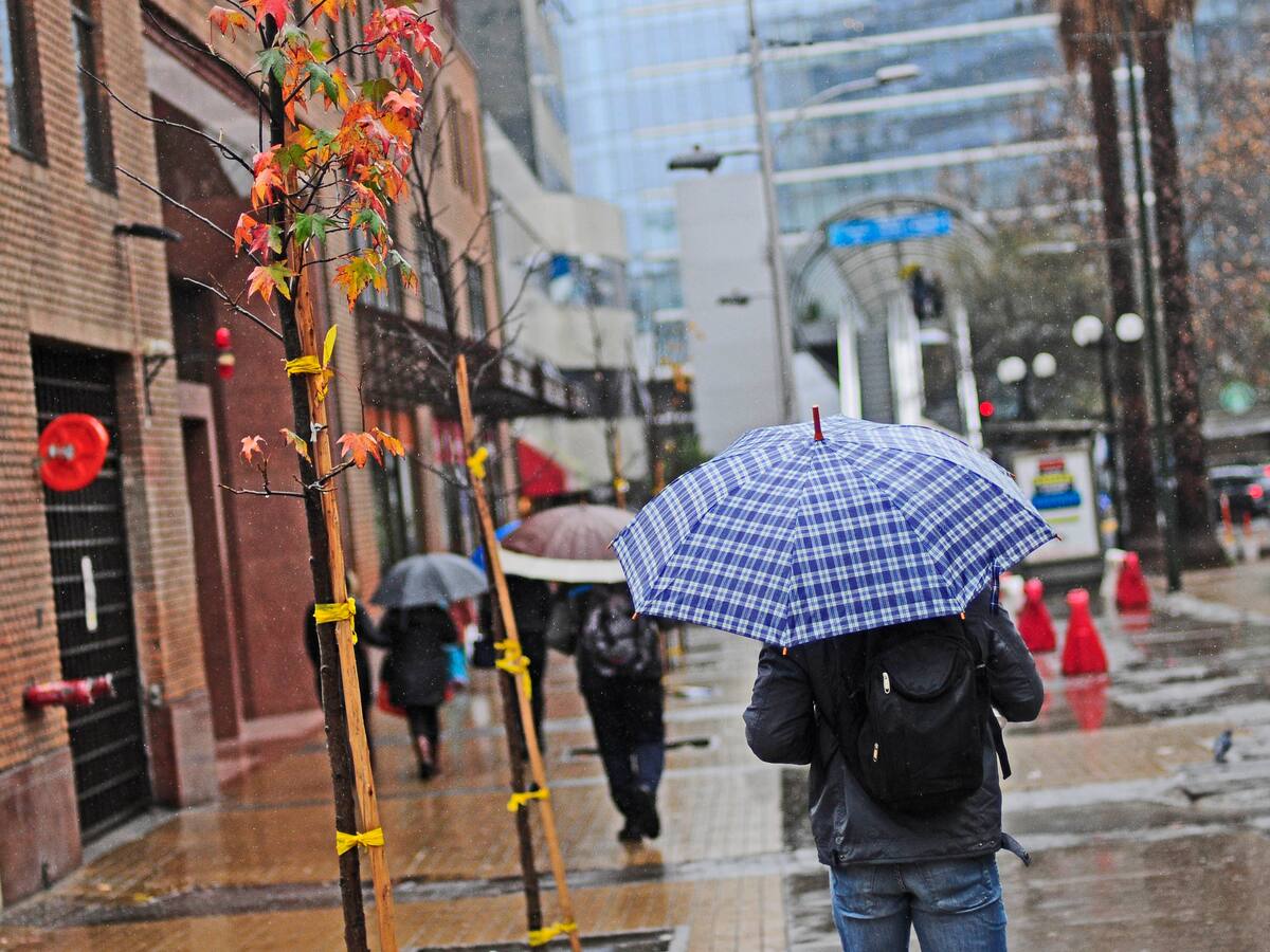 Lluvia en Santiago: cuántos milímetros de agua podrían caer el viernes y en qué sectores