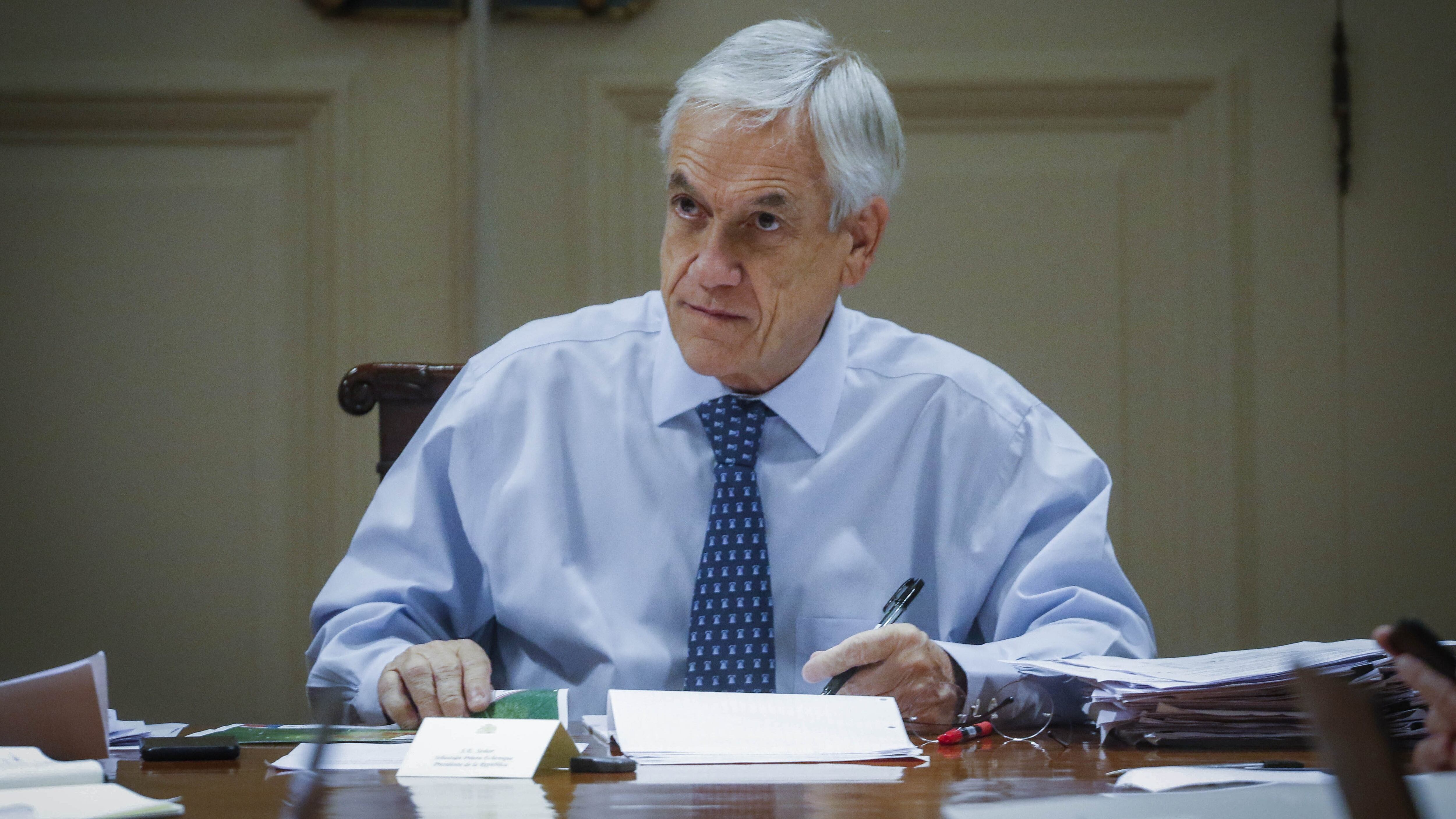19 de marzo del 2020/SANTIAGOEl Presidente de la Republica, Sebastian Piñera, sostiene una reunión de coordinación con el Comité de Emergencia por el coronavirus, con los ministros del Interior, Defensa y la subsecretaria de Salud, en el Palacio de La Moneda.
FOTO: SEBASTIAN BELTRAN GAETE/AGENCIAUNO