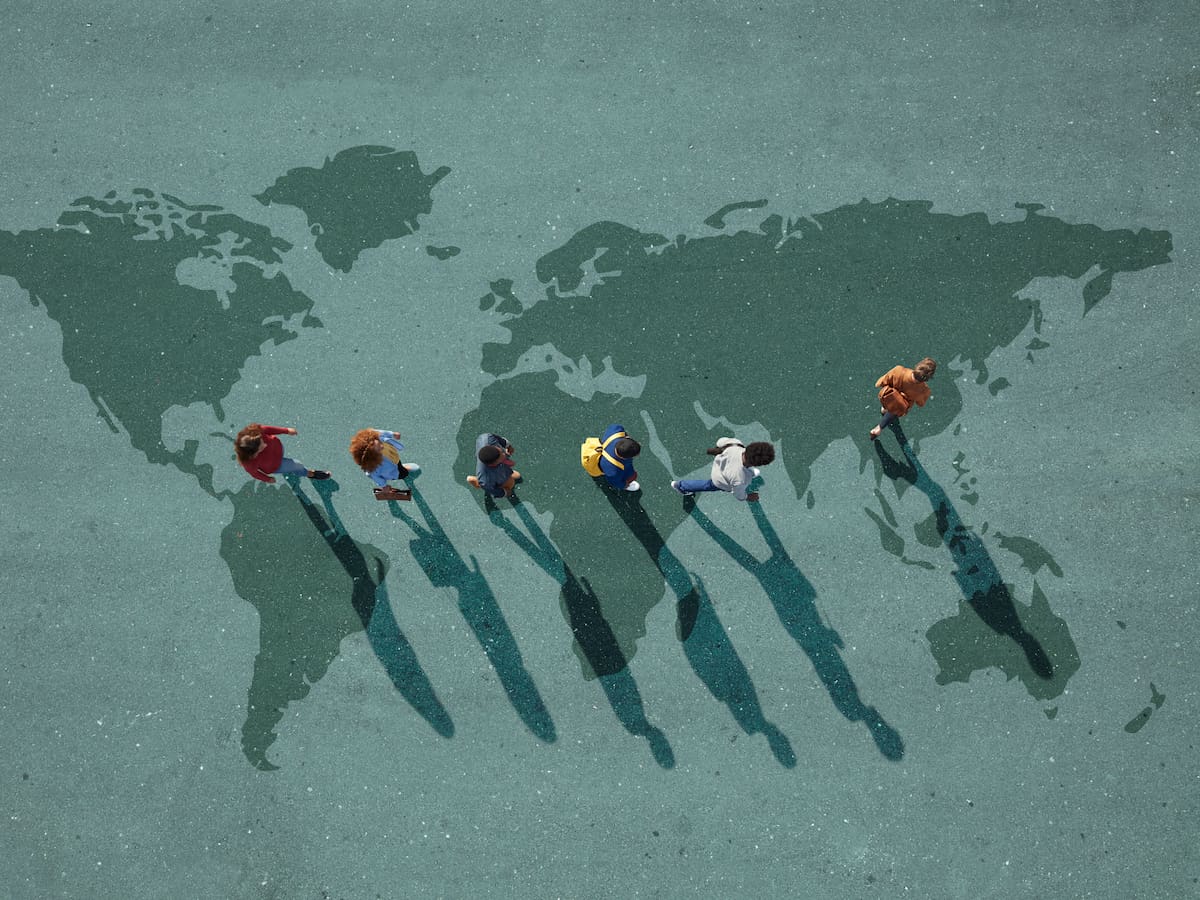 Estos son los países que mejor tratan a los migrantes latinos, según la IA