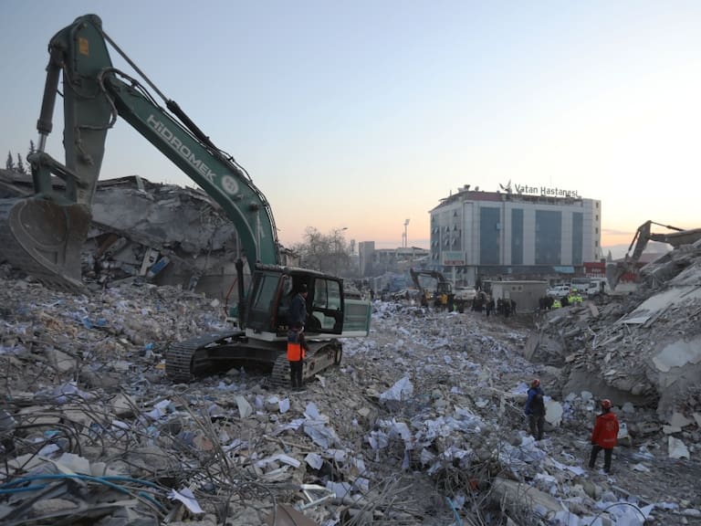 Muertos por terremoto en Turquía y Siria superan los 25 mil