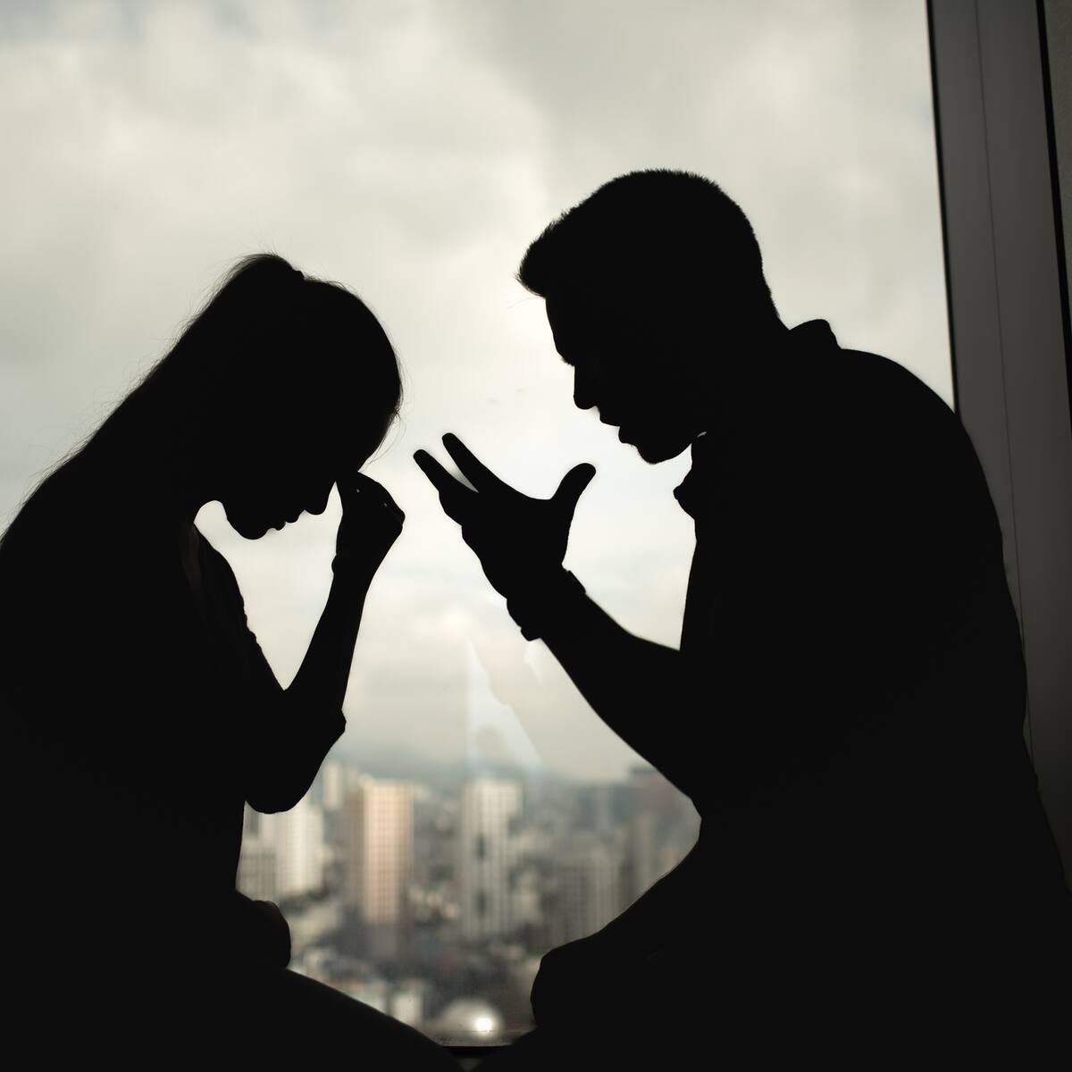 Una mujer se casó sin saber que su marido era investigado por abusar de un hijo: esto dijo el juez cuando pidió la nulidad
