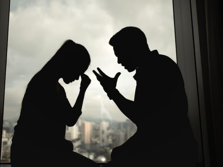Una mujer se casó sin saber que su marido era investigado por abusar de un hijo: esto dijo el juez cuando pidió la nulidad
