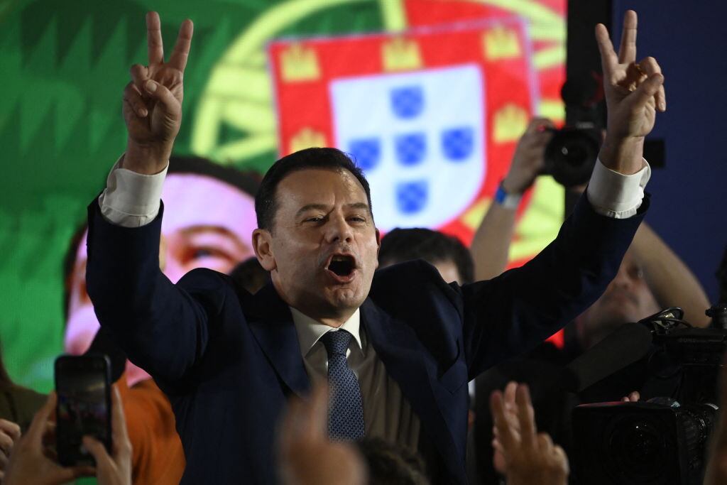 El líder de la alianza de derecha de Portugal, Luis Montenegro, festeja su triunfo que lo lleva a ser el nuevo primer ministro luso.