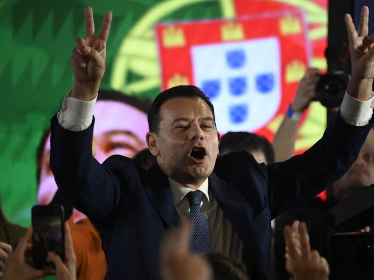 El líder de la alianza de derecha de Portugal, Luis Montenegro, festeja su triunfo que lo lleva a ser el nuevo primer ministro luso.