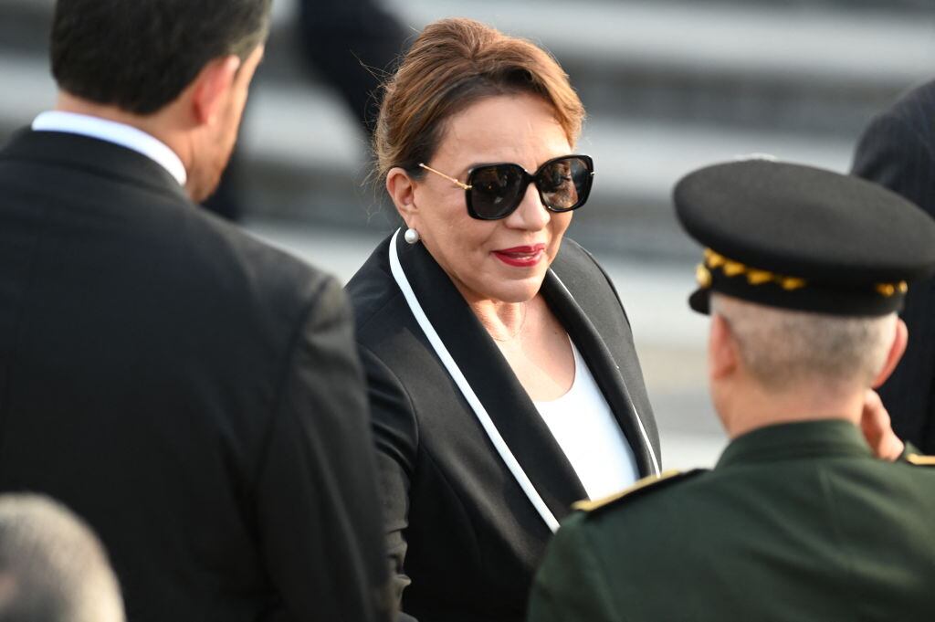 La presidenta de Honduras, Xiomara Castro, junto a altos mandos de las fuerzas armadas en la ciudad de Tegucigalpa