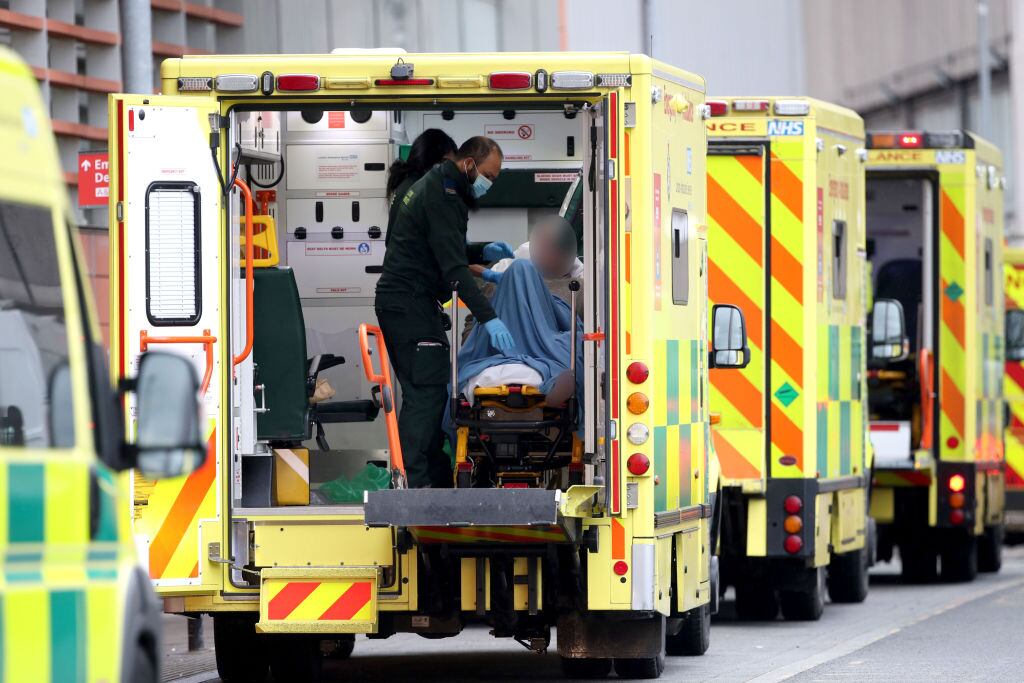 Una ambulancia traslada a un paciente del Covid-19 en Inglaterra