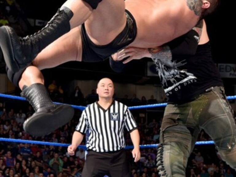 Randy Orton no tuvo piedad con su hijo y le aplicó un preciso RKO