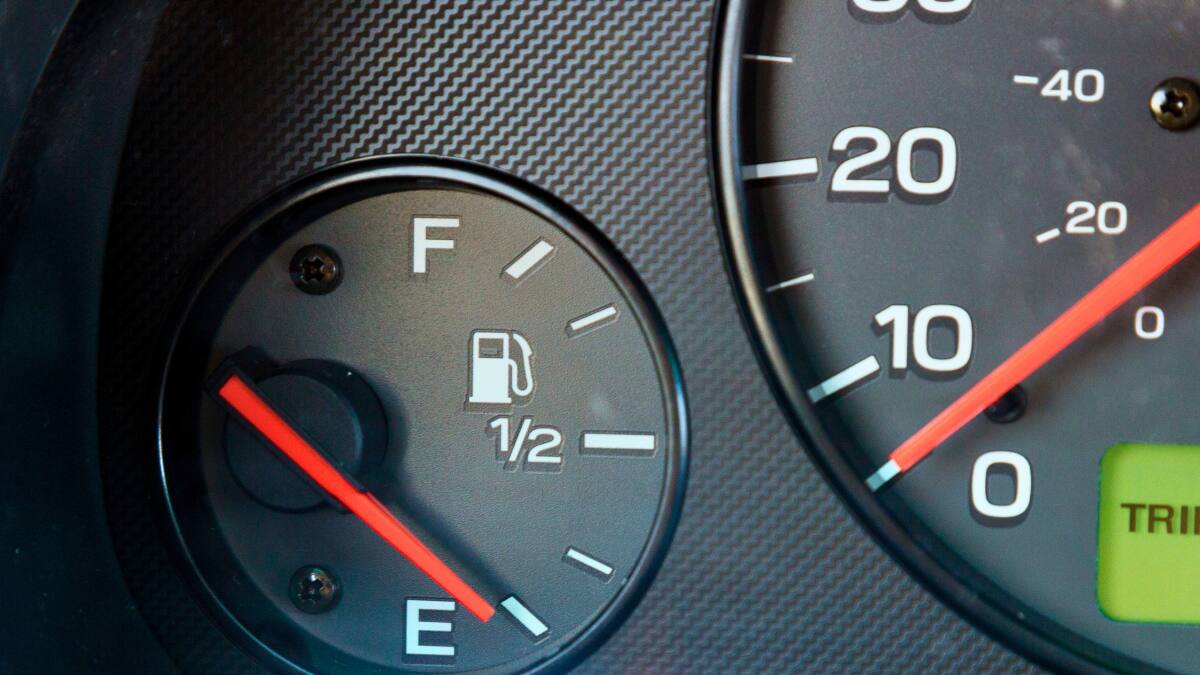 Qué significa realmente la ‘E’ en el medidor de gasolina y cuándo realmente estás en riesgo