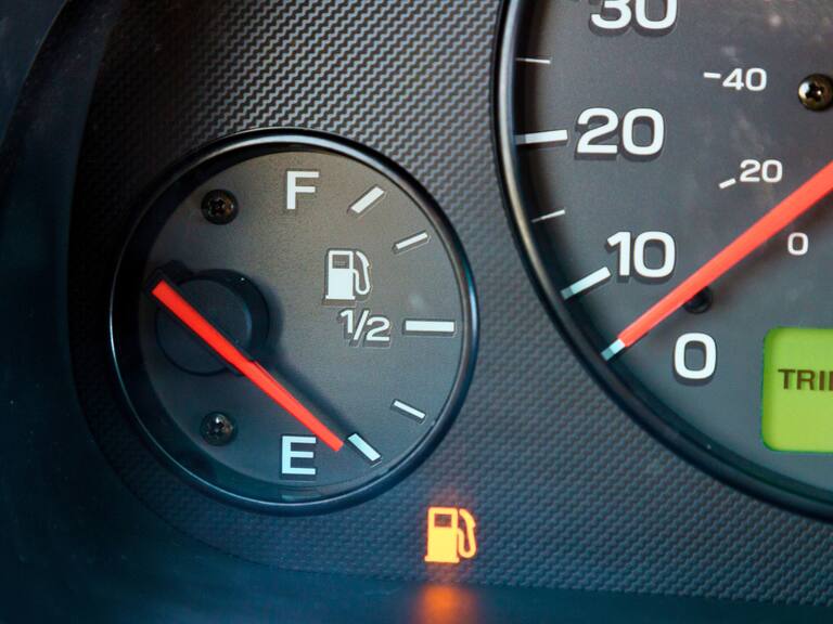 Qué significa realmente la ‘E’ en el medidor de gasolina y cuándo realmente estás en riesgo