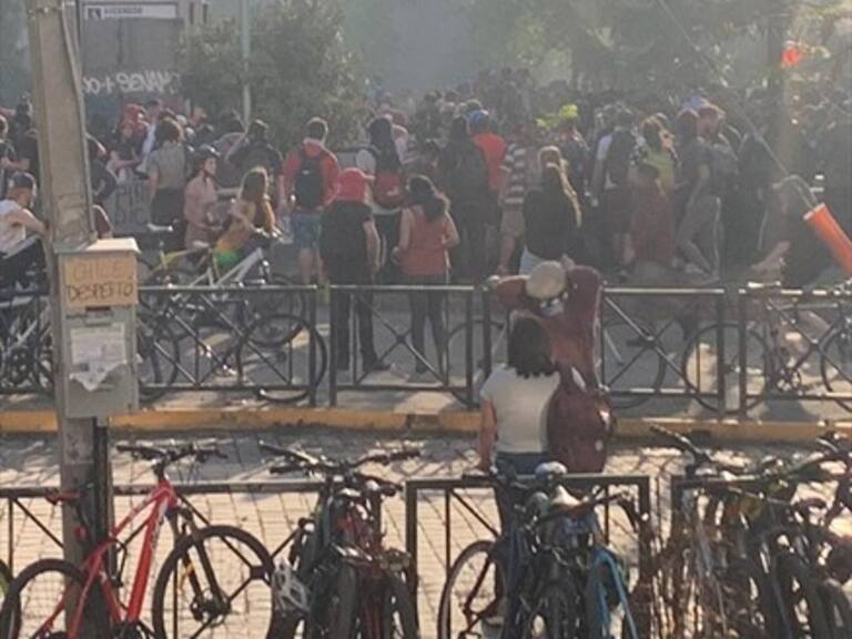 Sujetos queman accesos a metro Baquedano durante pacífica protesta en Plaza Italia