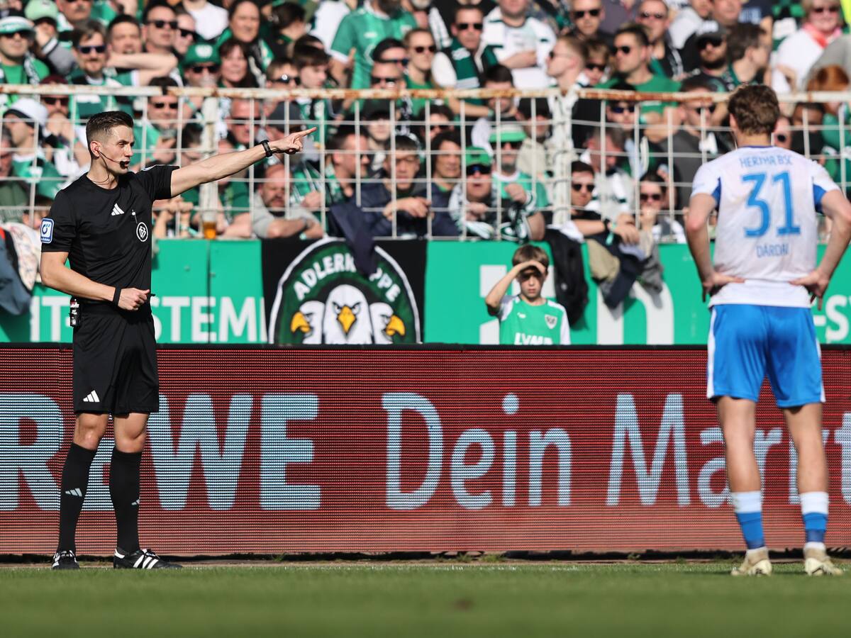 Insólito momento en el fútbol alemán: hincha entró a la cancha y desconectó el VAR para impedir un penal