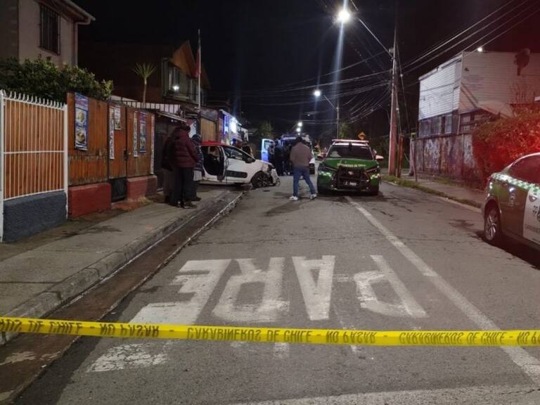 Tras persecución policial: sujetos impactaron contra tres casas en Puente Alto y dos Carabineros resultaron heridos