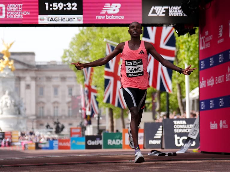 Sabastian Sawe hace historia y es el primer hombre en bajar las dos horas en el maratón