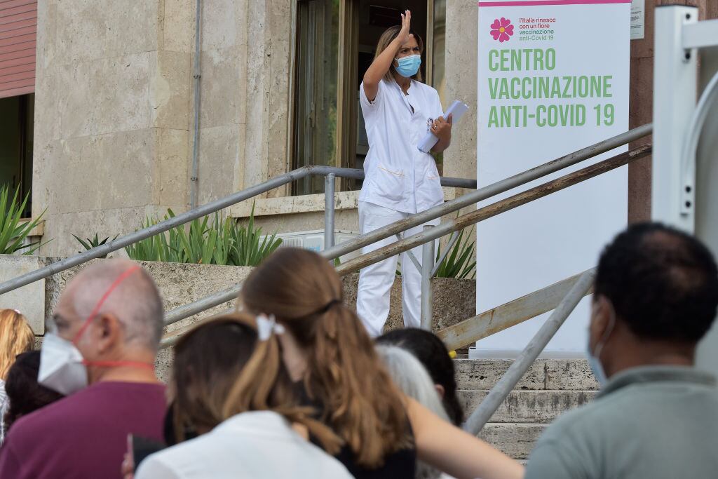Ciudadanos hacen fila ante un centro de vacunación contra el Covid-19 en Italia
