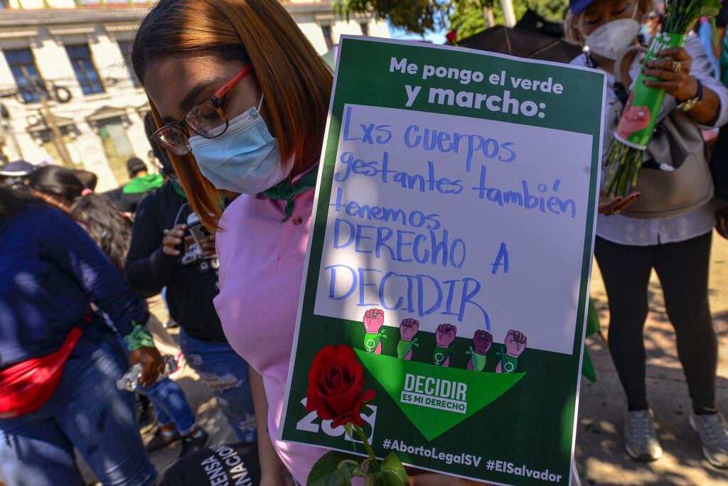 Manifestantes protestan contra la penalización del aborto en El Salvador