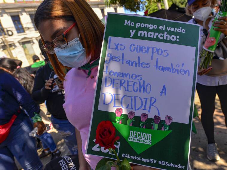 Manifestantes protestan contra la penalización del aborto en El Salvador