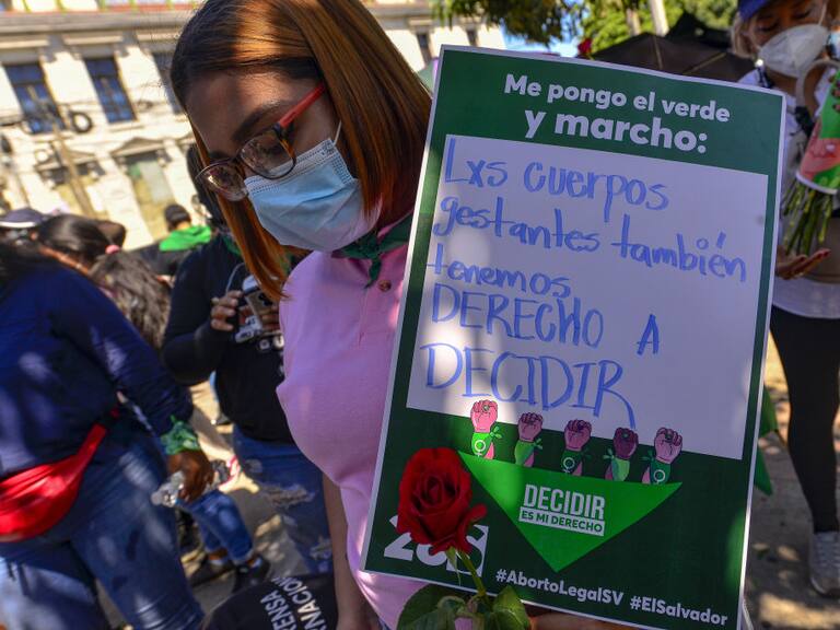 Manifestantes protestan contra la penalización del aborto en El Salvador