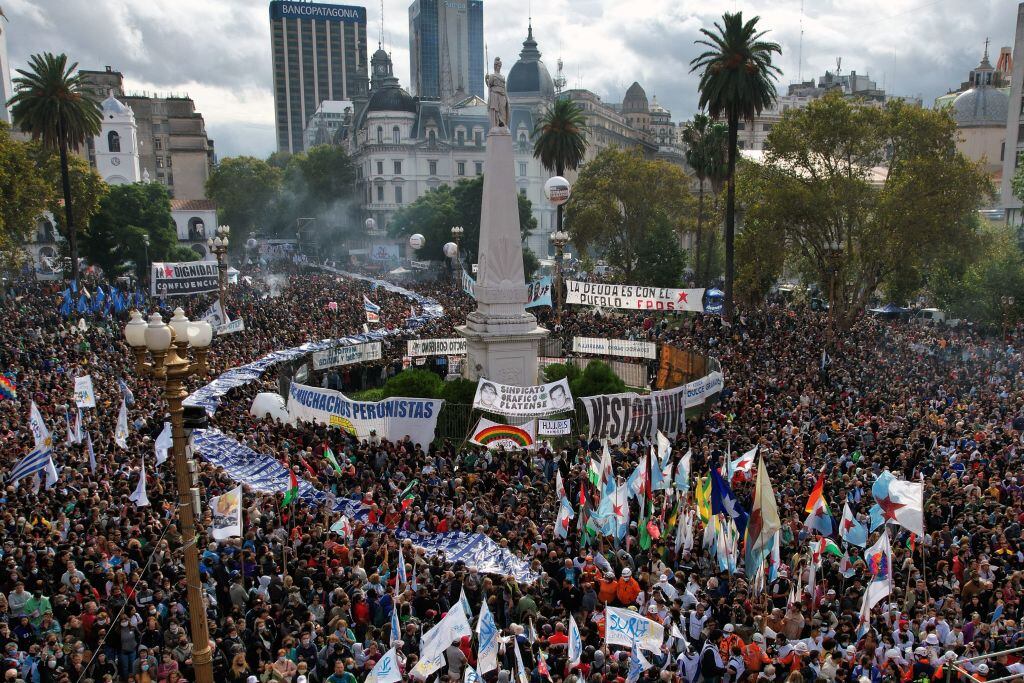 Masiva concentración en la Plaza de Mayo en Buenos Aires a 46 años del golpe