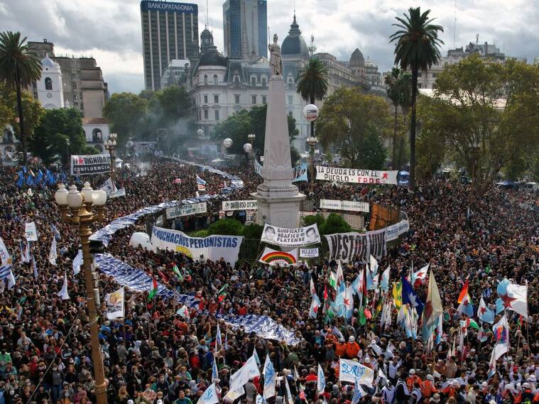 Masiva concentración en la Plaza de Mayo en Buenos Aires a 46 años del golpe