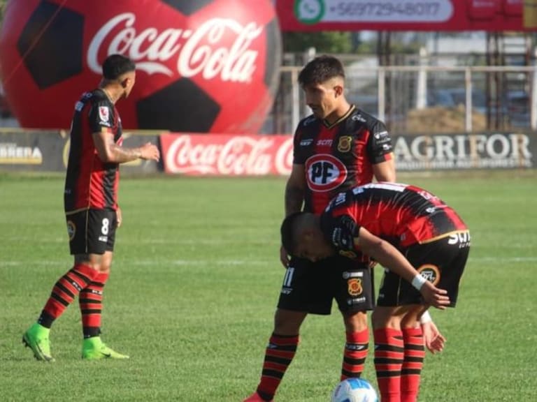 Exjugador de la U anunció que dejaba su club y terminó peleando con hinchas en redes sociales: “Di alguna w... coherente”