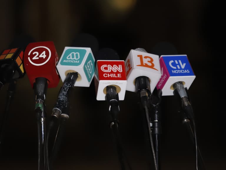 Emblemático periodista de Canal 13 que fue despedido volvería a la TV tras casi un año fuera de pantalla