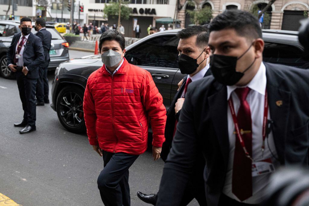 El presidente de Perú, Pedro Castillo, arribando a las oficinas de la fiscalía