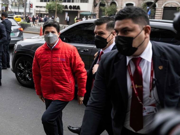 El presidente de Perú, Pedro Castillo, arribando a las oficinas de la fiscalía