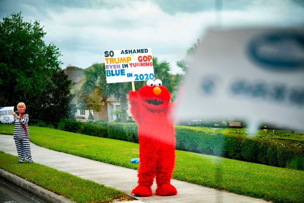 Vestido como Elmo protesta contra Donald Trump