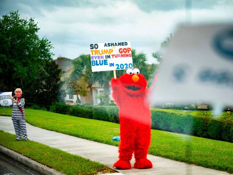 Vestido como Elmo protesta contra Donald Trump