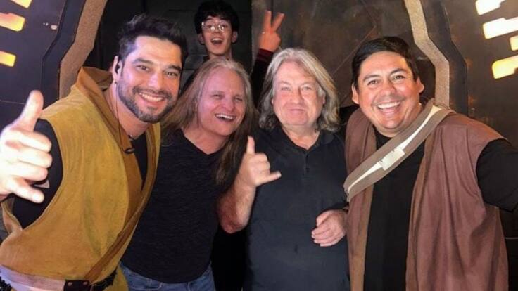 ¡Con Chewbacca incluido! Miembros de AC/DC fueron sorprendidos en reconocido bar de Santiago
