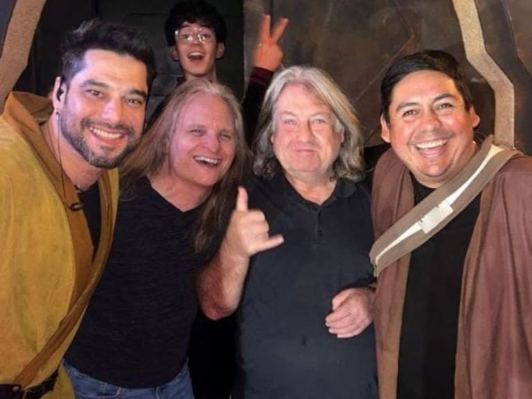 ¡Con Chewbacca incluido! Miembros de AC/DC fueron sorprendidos en reconocido bar de Santiago