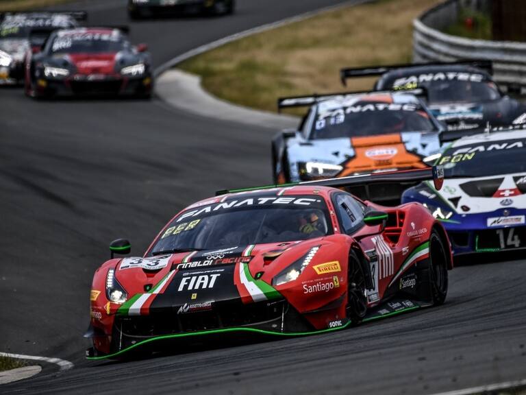 Piloto nacional Benjamín Hites rozó el podio en el GT World Challenge de Europa