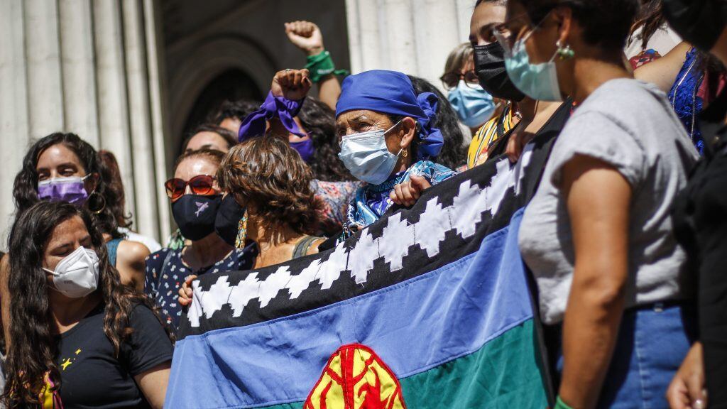 8 de marzo del 2021/SANTIAGOLa diputada Karol Cariola, junto a mujeres feministas, diputadas de oposición, candidatas, dirigentes políticas y organizaciones feministas, entregan un reconocimiento a la Machi Francisca Linconao como mujer Mapuche, quien también ha sido víctima de las consecuencias del Estado patriarcal, en el marco del Día Internacional de la Mujer.
FOTO: SEBASTIAN BELTRAN GAETE/AGENCIAUNO
O