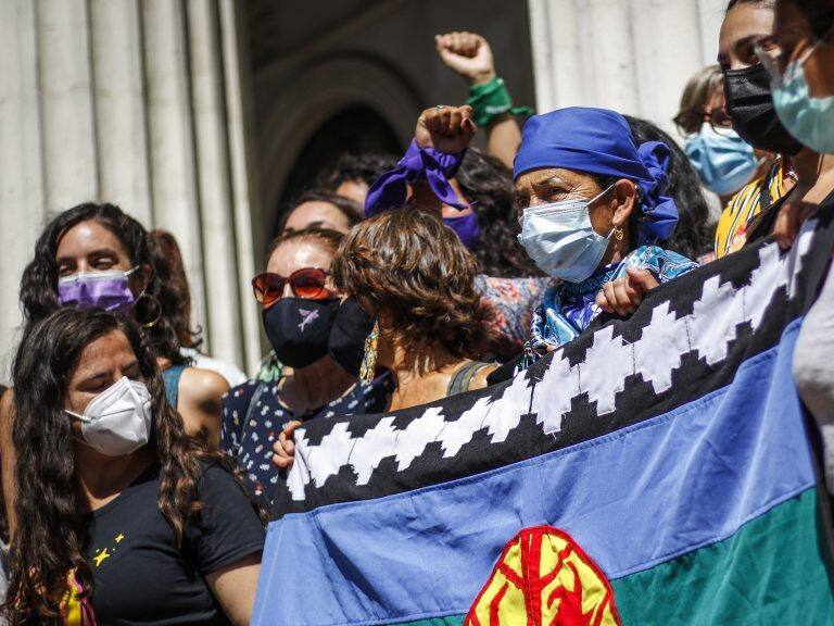 8 de marzo del 2021/SANTIAGOLa diputada Karol Cariola, junto a mujeres feministas, diputadas de oposición, candidatas, dirigentes políticas y organizaciones feministas, entregan un reconocimiento a la Machi Francisca Linconao como mujer Mapuche, quien también ha sido víctima de las consecuencias del Estado patriarcal, en el marco del Día Internacional de la Mujer.
FOTO: SEBASTIAN BELTRAN GAETE/AGENCIAUNO
O