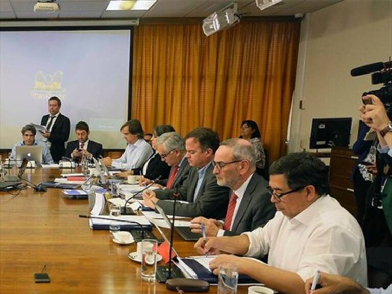 La Comisión de Constitución de la Cámara aprobó rebaja de 50% en dietas de gobierno y parlamentarios