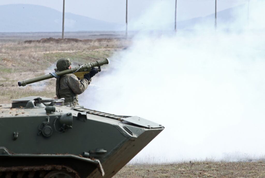 Soldados rusos cumplen ejercicios militares en la región de Crimea