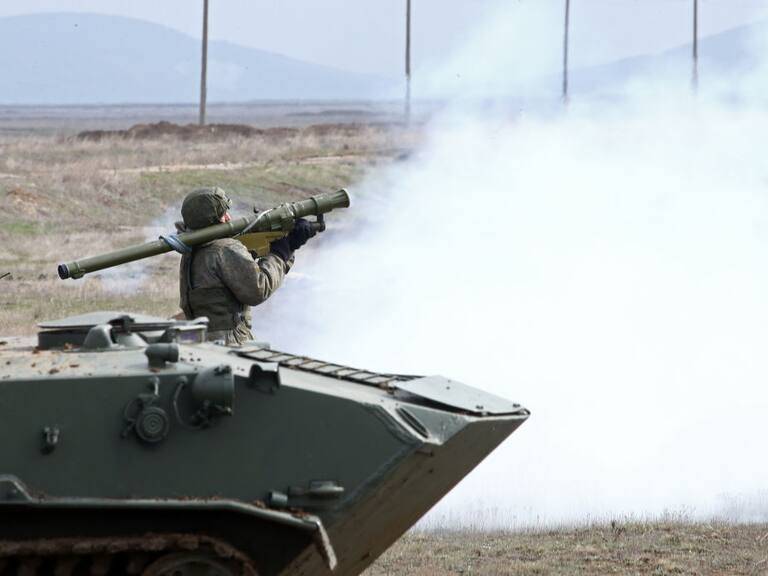 Soldados rusos cumplen ejercicios militares en la región de Crimea