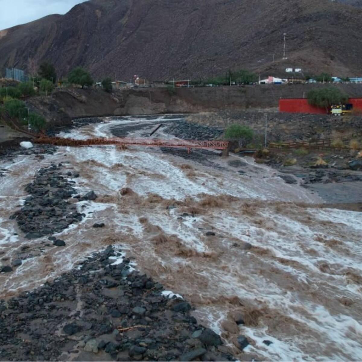 Sistema frontal mantiene a más de 63 mil personas aisladas y afecta el suministro de agua de 178 mil clientes